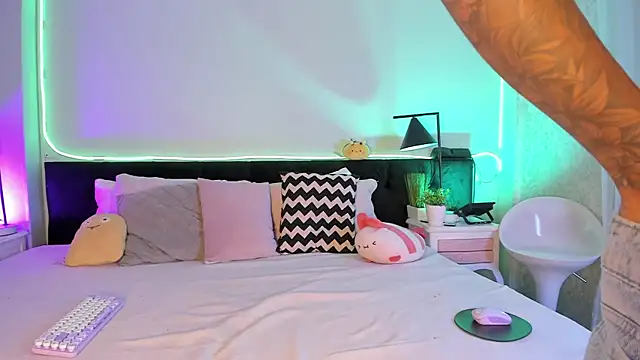 Alaia Manson online show from March 12, 7:40 pm