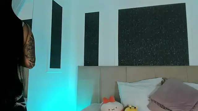 Alaia Manson online show from February 26, 7:36 pm