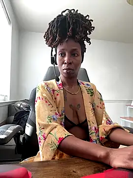 LeyaHoneybuns online show from January 7, 4:45 pm