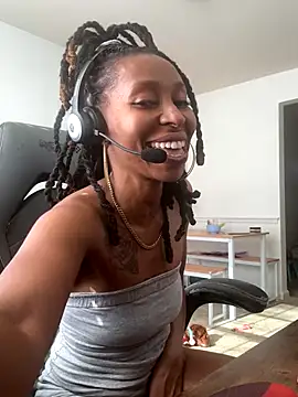 LeyaHoneybuns online show from December 1, 4:30 pm