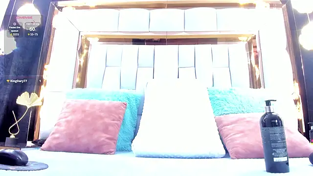 Snapshot of RileySweett chatting on October 23, 11:53 am RileySweett online show from October 23, 11:53 am