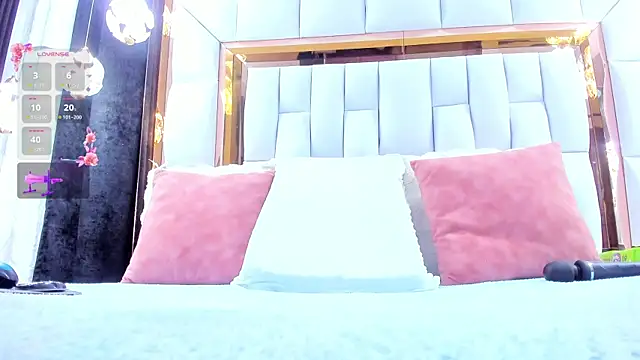 RileySweett online show from April 9, 12:00 pm