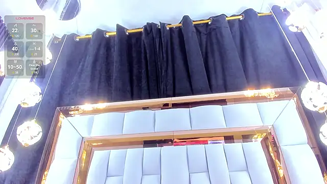 Snapshot of RileySweett chatting on November 26, 11:43 am RileySweett online show from November 26, 11:43 am