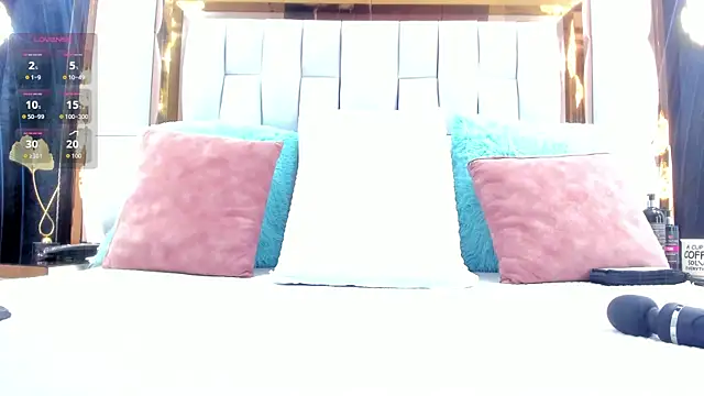 Snapshot of RileySweett chatting on October 13, 11:56 am RileySweett online show from October 13, 11:56 am