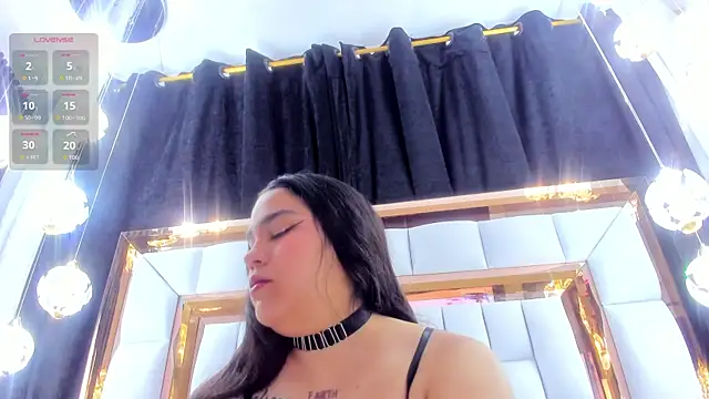 Snapshot of RileySweett chatting on December 1, 11:44 am RileySweett online show from December 1, 11:44 am