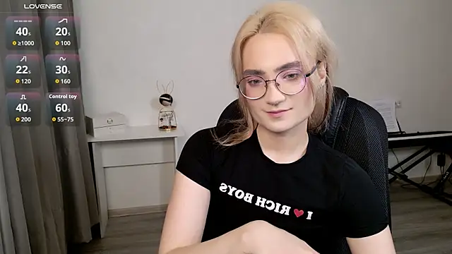 Snapshot of CuteYukiKun chatting on February 23, 10:54 pm CuteYukiKun online show from February 23, 10:54 pm