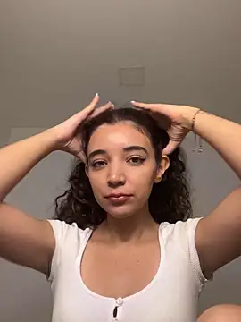 uniquerossie online show from December 4, 8:02 am