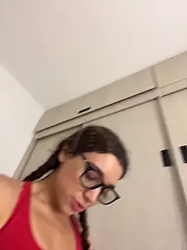 uniquerossie online show from February 10, 7:07 am