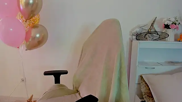 crystalnut online show from October 18, 2:57 am