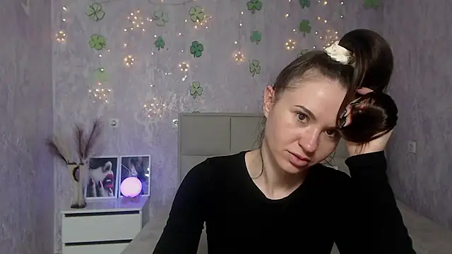 Snapshot of KaraCriegs chatting on March 23, 3:43 am KaraCriegs online show from March 23, 3:43 am
