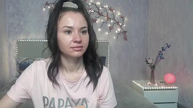 Snapshot of KaraCriegs chatting on February 21, 6:32 pm KaraCriegs online show from February 21, 6:32 pm