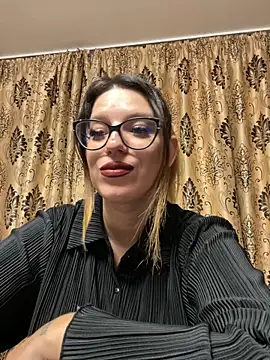 NadiraNoor online show from November 5, 6:00 pm