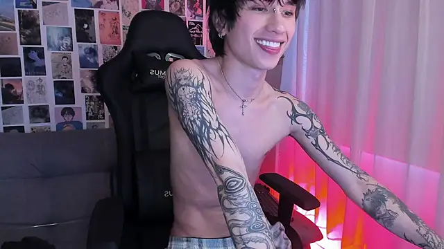 Snapshot of liamelf chatting on January 18, 11:54 am liamelf online show from January 18, 11:54 am