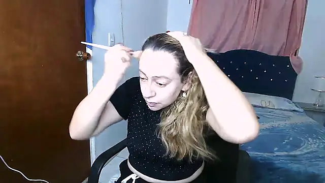 Snapshot of Chanel_87xxx chatting on February 10, 11:26 pm Chanel 87xxx online show from February 10, 11:26 pm