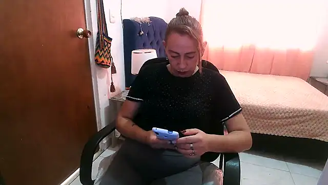 Snapshot of Chanel_87xxx chatting on February 21, 8:33 pm Chanel 87xxx online show from February 21, 8:33 pm