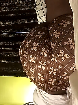 Snapshot of Creamy_Hotpussy25 chatting on October 3, 10:17 am Creamy Hotpussy25 online show from October 3, 10:17 am