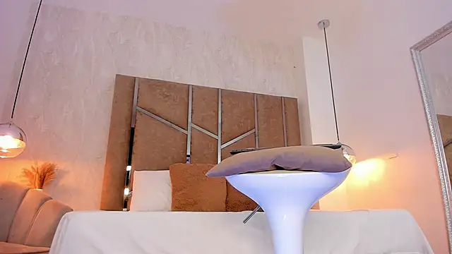 Martinaa Jones  online show from February 27, 1:00 pm