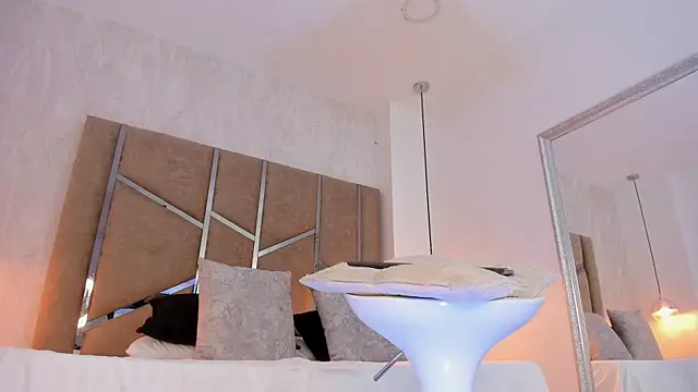 Martinaa Jones  online show from December 18, 12:20 pm