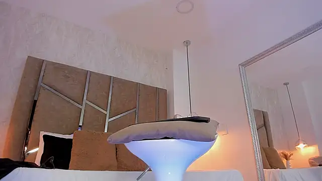 Martinaa Jones  online show from March 3, 12:45 pm