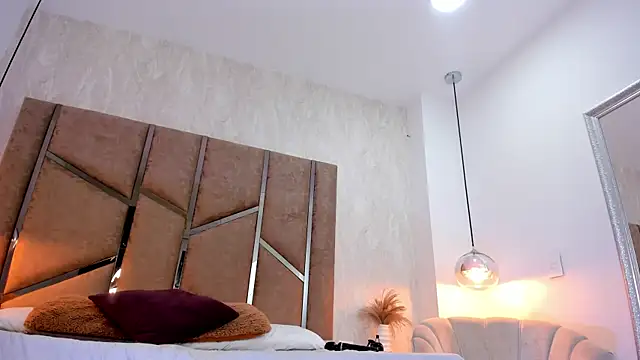 Martinaa Jones  online show from November 1, 7:30 pm