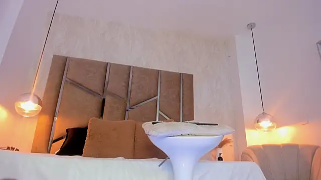 Martinaa Jones  online show from January 12, 12:45 pm