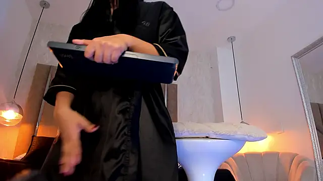 Martinaa Jones  online show from December 3, 7:35 pm