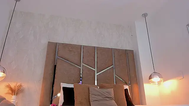 Martinaa Jones  online show from February 28, 1:00 pm