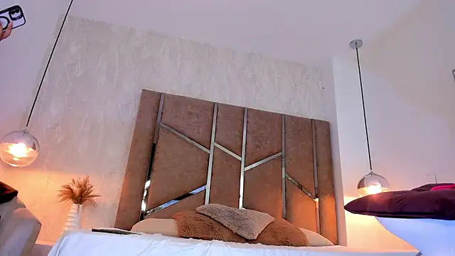 Martinaa Jones  online show from October 21, 7:35 pm