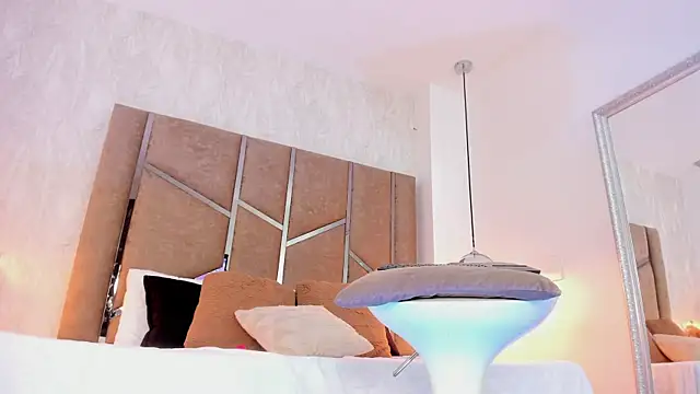 Martinaa Jones  online show from March 29, 12:51 pm