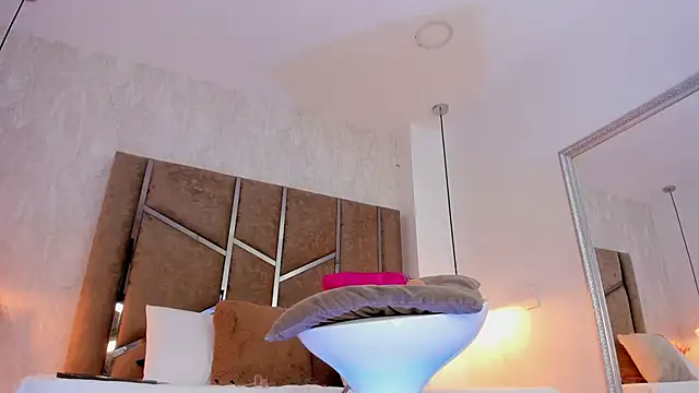 Martinaa Jones  online show from March 11, 12:43 pm