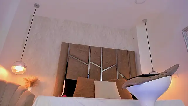 Martinaa Jones  online show from March 18, 1:24 pm