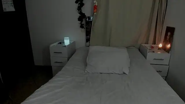 Lucyerobbie online show from March 21, 2:13 am