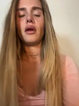 Snapshot of EmiliaCatalina chatting on December 22, 11:27 pm EmiliaCatalina online show from December 22, 11:27 pm