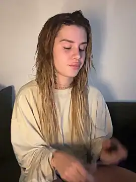 Snapshot of EmiliaCatalina chatting on February 10, 12:31 am EmiliaCatalina online show from February 10, 12:31 am