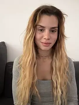 Snapshot of EmiliaCatalina chatting on January 18, 3:26 pm EmiliaCatalina online show from January 18, 3:26 pm