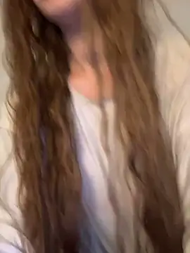 EmiliaCatalina online show from April 7, 10:00 pm