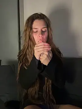 EmiliaCatalina online show from April 15, 1:00 am