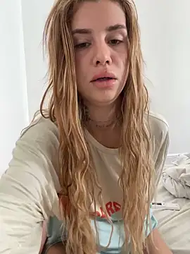 Snapshot of EmiliaCatalina chatting on October 14, 4:29 pm EmiliaCatalina online show from October 14, 4:29 pm