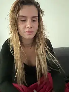 Snapshot of EmiliaCatalina chatting on February 4, 5:52 pm EmiliaCatalina online show from February 4, 5:52 pm