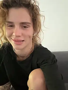 Snapshot of EmiliaCatalina chatting on February 5, 6:59 pm EmiliaCatalina online show from February 5, 6:59 pm