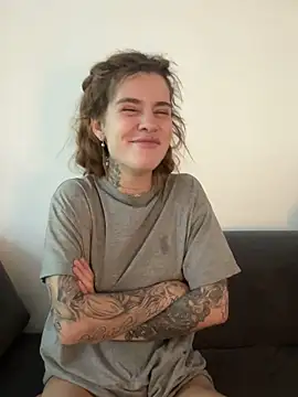 Snapshot of EmiliaCatalina chatting on February 15, 5:01 pm EmiliaCatalina online show from February 15, 5:01 pm