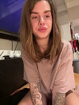 Snapshot of EmiliaCatalina chatting on March 13, 1:32 am EmiliaCatalina online show from March 13, 1:32 am