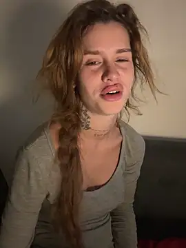 EmiliaCatalina online show from March 5, 11:10 pm