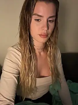 Snapshot of EmiliaCatalina chatting on February 3, 12:54 am EmiliaCatalina online show from February 3, 12:54 am