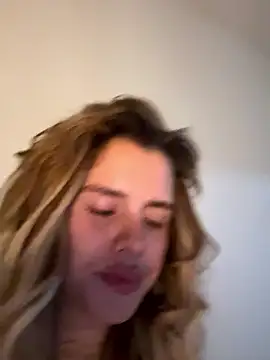 Snapshot of EmiliaCatalina chatting on January 14, 12:03 am EmiliaCatalina online show from January 14, 12:03 am