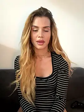 Snapshot of EmiliaCatalina chatting on January 14, 8:12 pm EmiliaCatalina online show from January 14, 8:12 pm