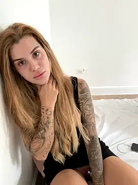 Snapshot of EmiliaCatalina chatting on September 25, 7:31 pm EmiliaCatalina online show from September 25, 7:31 pm