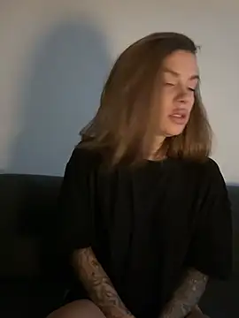 Snapshot of EmiliaCatalina chatting on February 14, 2:56 am EmiliaCatalina online show from February 14, 2:56 am