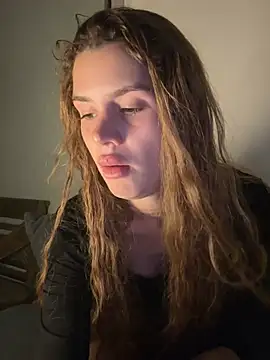 EmiliaCatalina online show from April 10, 11:45 pm