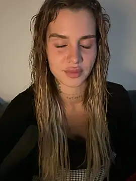 Snapshot of EmiliaCatalina chatting on February 3, 11:43 pm EmiliaCatalina online show from February 3, 11:43 pm